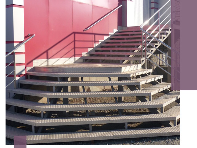 Лестницы для магазина в Северске — изготовление и монтаж