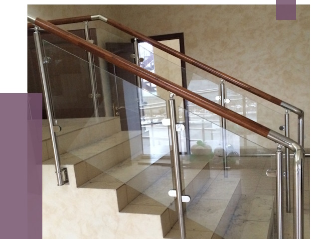 Комбинированные перила из металла и дерева в Северске