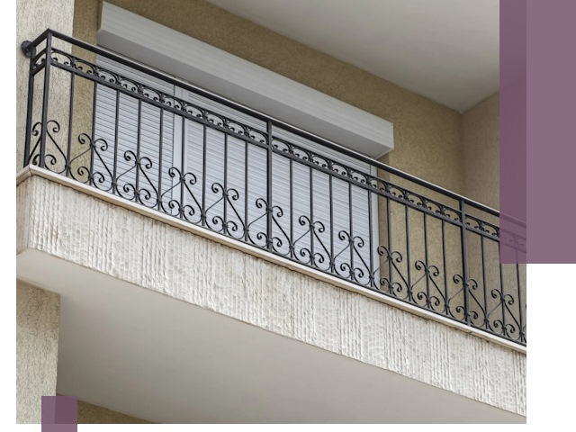 Балконные ограждения из металла и стекла в Северске для домов