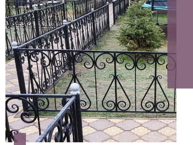 Кованые газонные ограждения под ключ в Северске